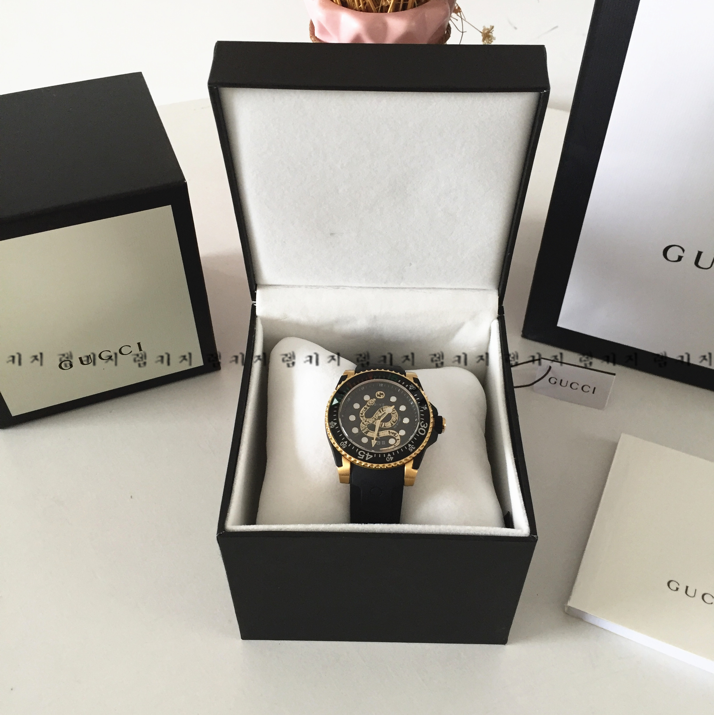 구찌 스네이크 다이브 골드베젤 우레탄시계